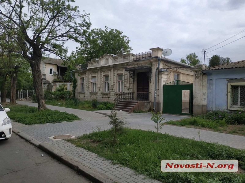 В Николаеве двое детей с бабушкой почти на сутки забаррикадировались в доме, чтобы не впустить «захватчиков»