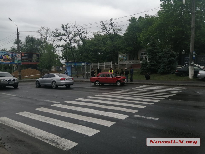 В Николаеве у моста столкнулись три автомобиля