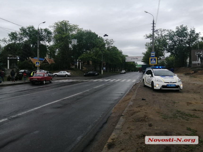 В Николаеве у моста столкнулись три автомобиля