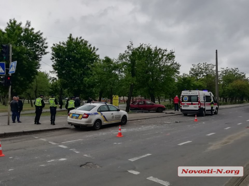 В Николаеве столкнулись два «Форда»: пострадал водитель