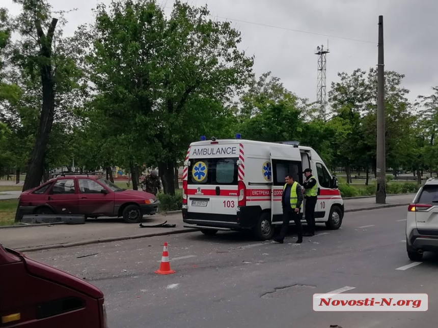 В Николаеве столкнулись два «Форда»: пострадал водитель