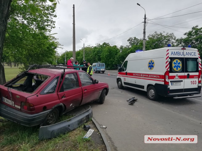 В Николаеве столкнулись два «Форда»: пострадал водитель