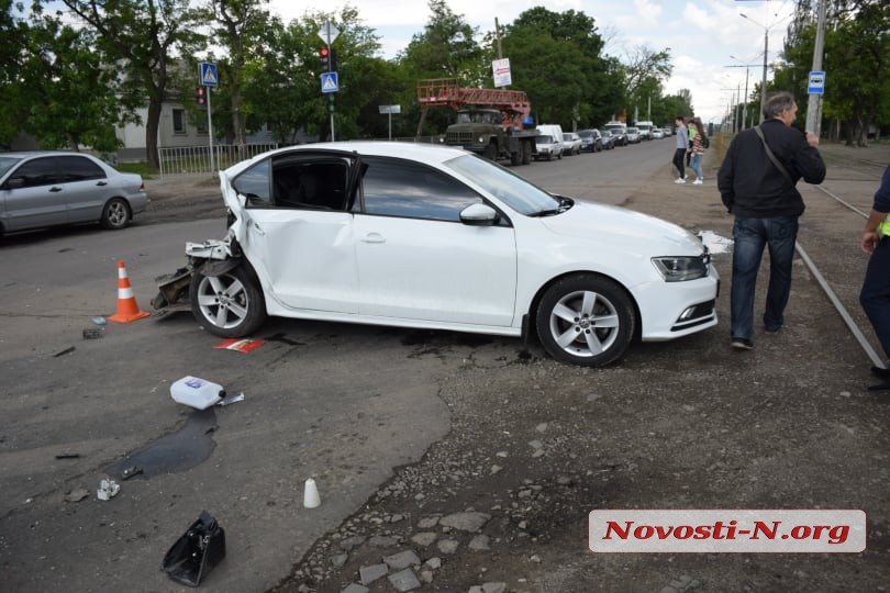 В Николаеве грузовик протаранил «Фольксваген»