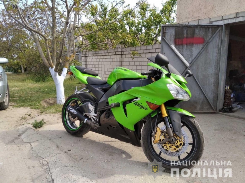 В Николаеве украли мотоцикл: при погоне угонщик врезался в полицейский автомобиль. ВИДЕО