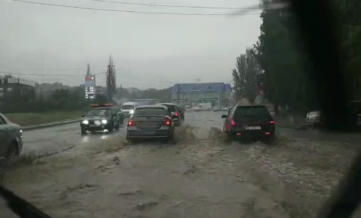На Николаев обрушился ливень: часть улиц традиционно затопило, остановились трамваи