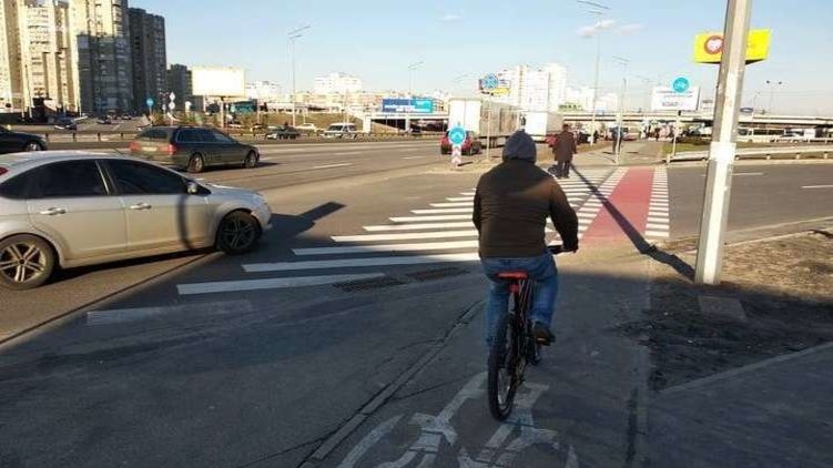 В Киеве водитель внедорожника избил велосипедиста, который не дал ему проехать по тротуару 