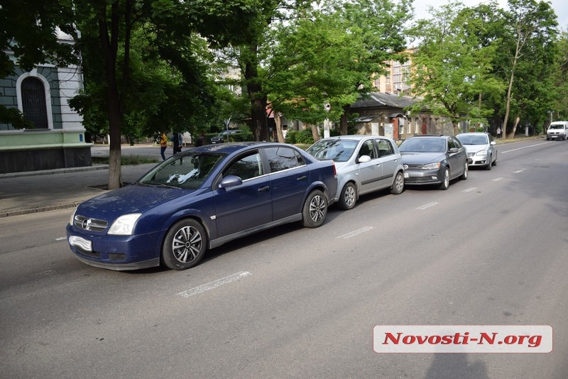 В центре Николаева в пробке столкнулись четыре автомобиля