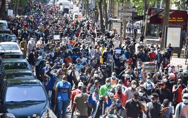 Сотни мигрантов-нелегалов устроили акцию протеста в Париже
