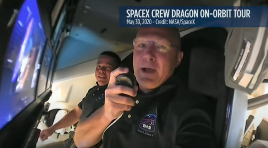 Астронавты Crew Dragon показали просторный корабль. Видео