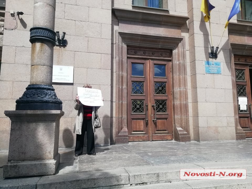 «Ждут, когда хата развалится?» В Николаеве под горсоветом протестует женщина с плакатом