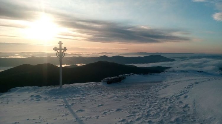 Во второй день лета в Карпатах 4 градуса мороза и лежит снег. Фото