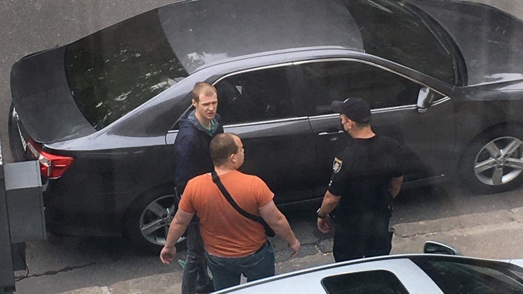 В Одессе трое неизвестных со стрельбой ограбили мужчину возле отделения банка. ВИДЕО