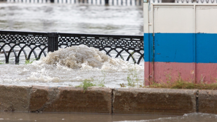 Москва-река вышла из берегов после сильного ливня. Видео