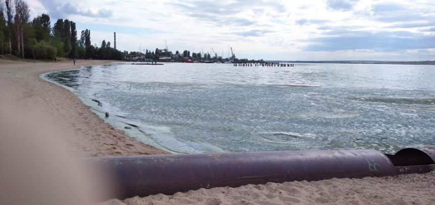 Вода на пляже в Николаеве окрасилась в ядовито-зеленый цвет. ФОТО