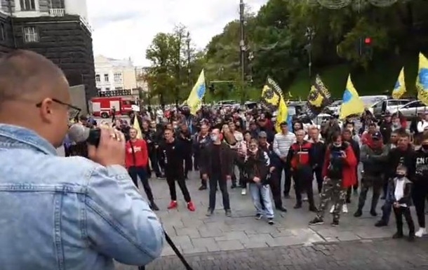 Под Кабмином протесты, стянули силовиков