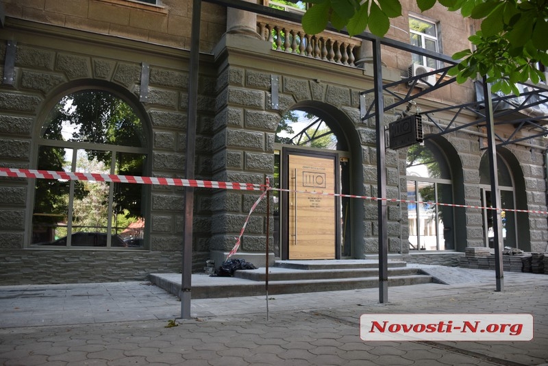 В центре Николаева без документов начали пристраивать «летник» к историческому зданию