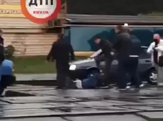 В Киеве избили водителя трамвая за отказ везти пассажиров без масок