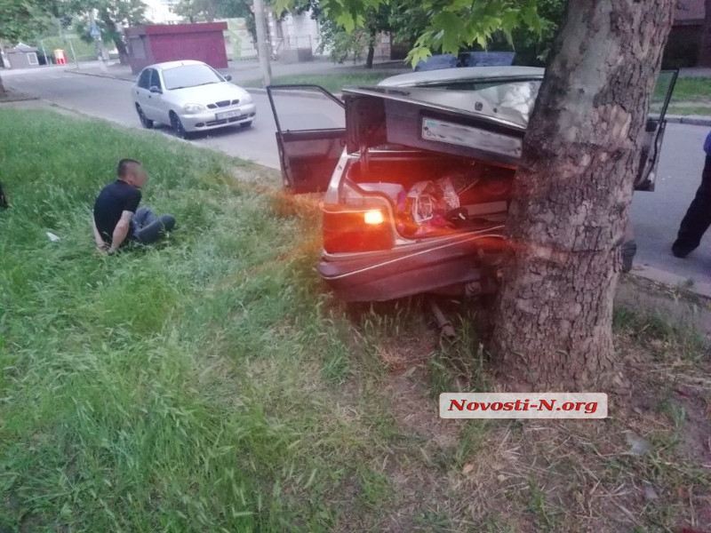 В Николаеве вор, убегая на «Мазде» от полицейской погони, врезался в дерево