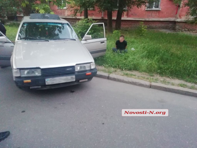 В Николаеве вор, убегая на «Мазде» от полицейской погони, врезался в дерево