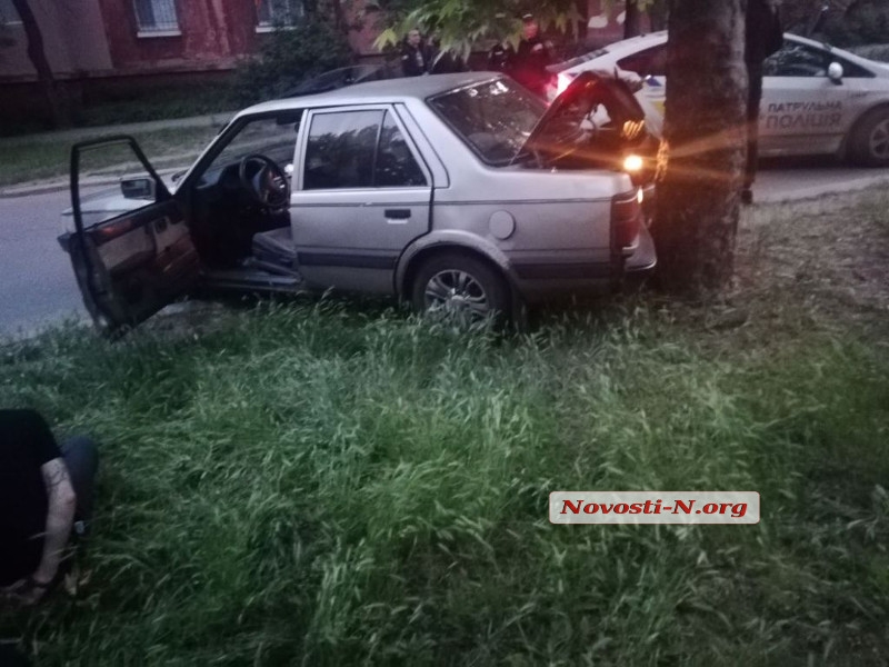 В Николаеве вор, убегая на «Мазде» от полицейской погони, врезался в дерево