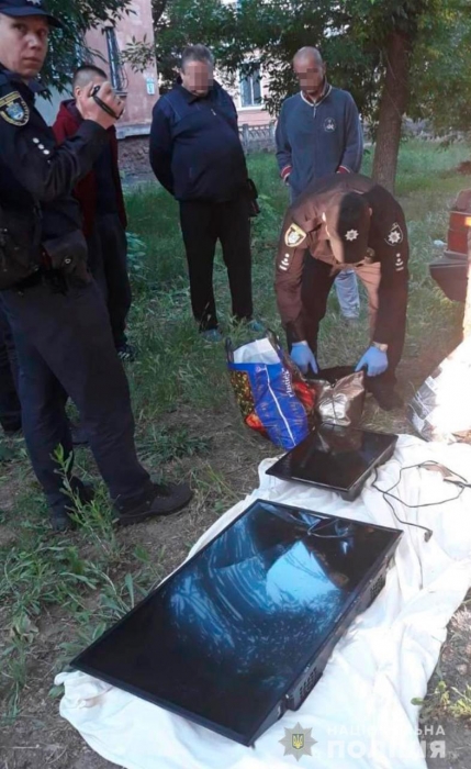 Подробности задержания домушников в Николаеве, которые, пытаясь скрыться, врезались в дерево