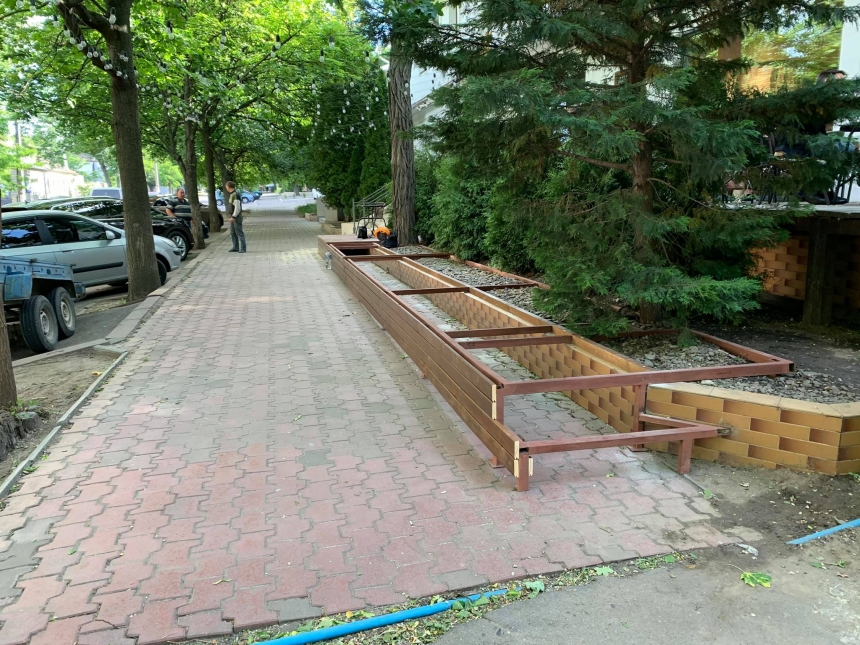 В Николаеве у ресторана депутата устанавливают «летник», частично зани