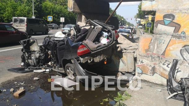 На въезде в Киев Honda врезалась в Mercedes и блокпост - погиб водитель