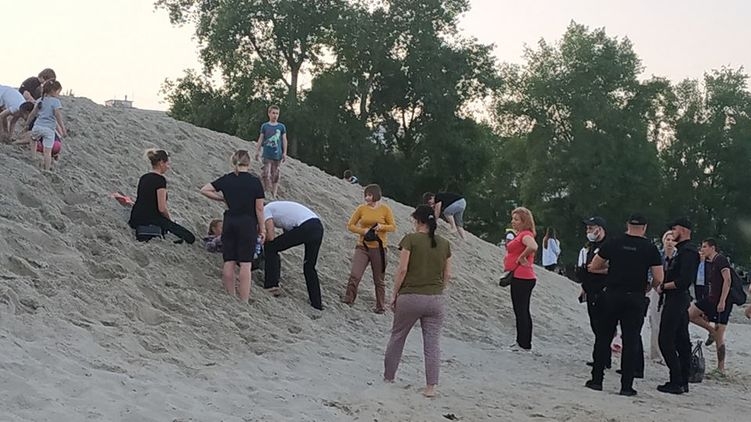 В Киеве спасли девочку, которую засыпало песком на набережной