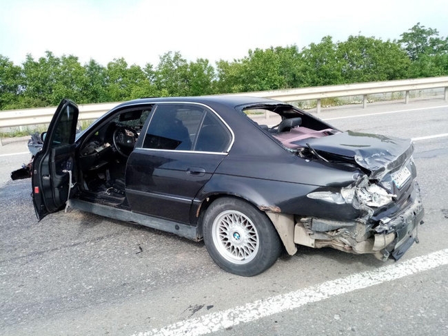 На одесской трассе у BMW лопнуло колесо: водитель погиб, пострадал ребенок