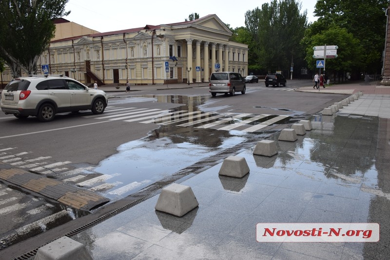Вода от фонтанов на Серой площади течет прямо на Адмиральскую