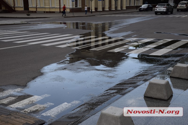 Вода от фонтанов на Серой площади течет прямо на Адмиральскую