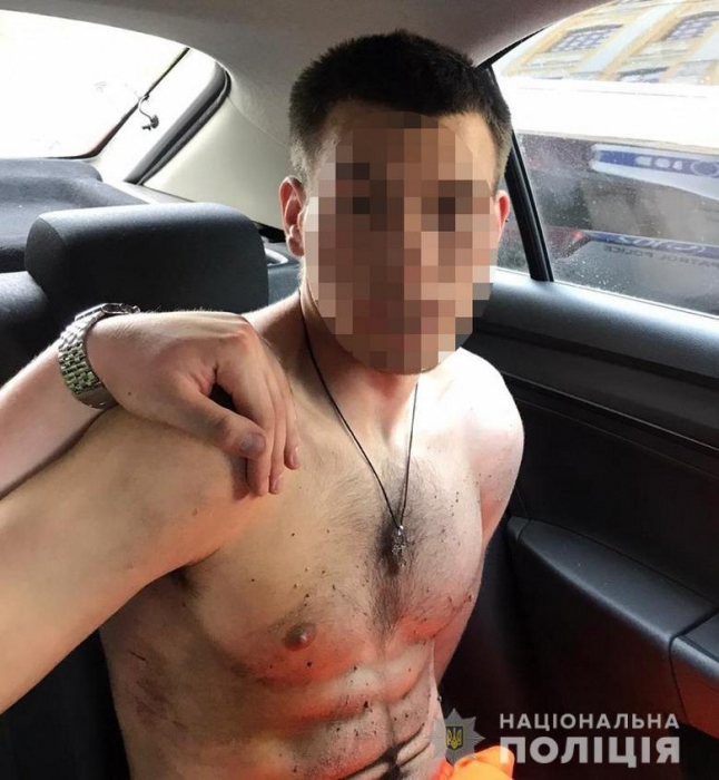 В Киеве мужчина в пьяном угаре угнал авто иностранного посла и попал на нем в ДТП