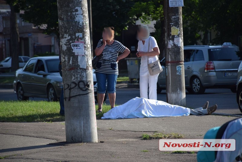 В Николаеве тело мужчины, умершего на улице, не могут увезти около трех часов