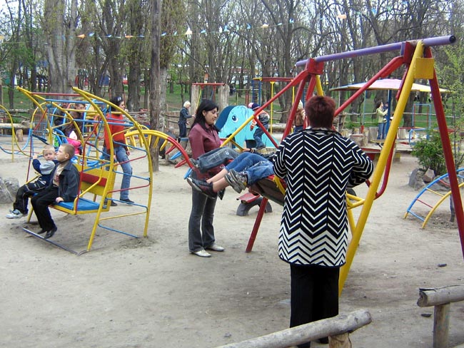 Детский городок в парке Комсомольском собираются снести, а вход в парк сделать платным?