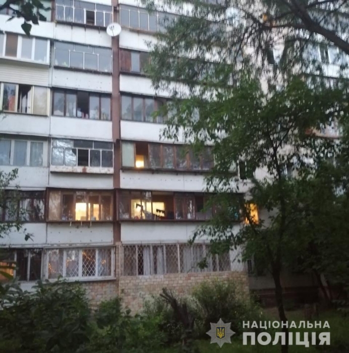 Из окон многоэтажек под Киевом выпали двое детей: один из них погиб