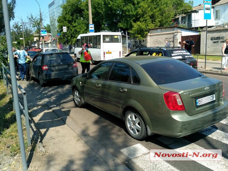 В центре Николаева «Шевроле» врезался в «Шкоду»