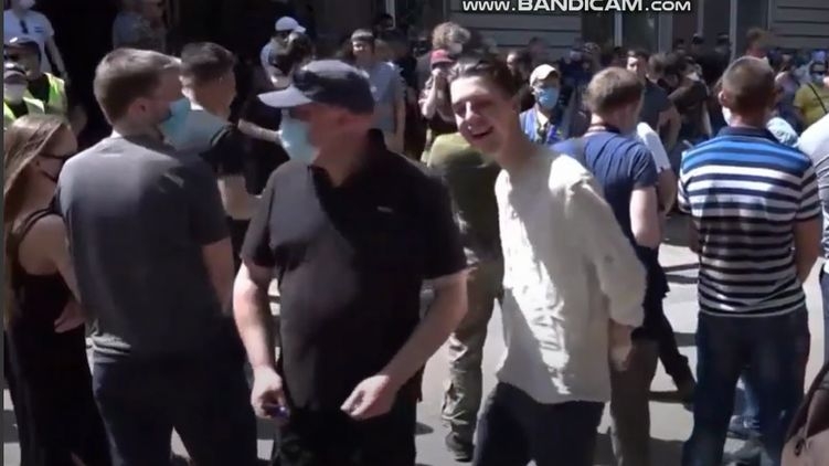 Националист бросил петарду в толпу перед судом, где избирают меру пресечения Стерненко. Видео