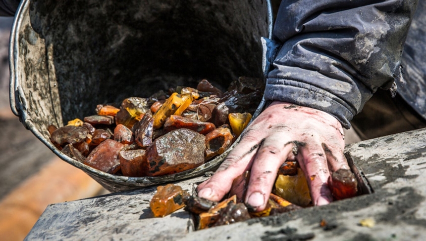 Детский труд при добыче янтаря, челленжи в TikTok : что угрожает юным украинцам