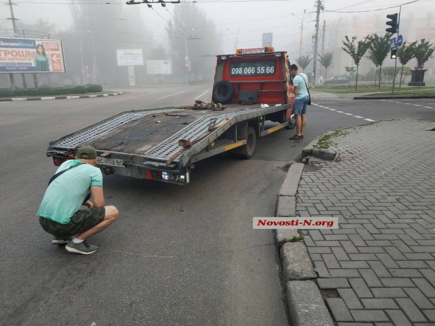В центре Николаева такси врезалось в эвакуатор – у таксиста перелом позвоночника