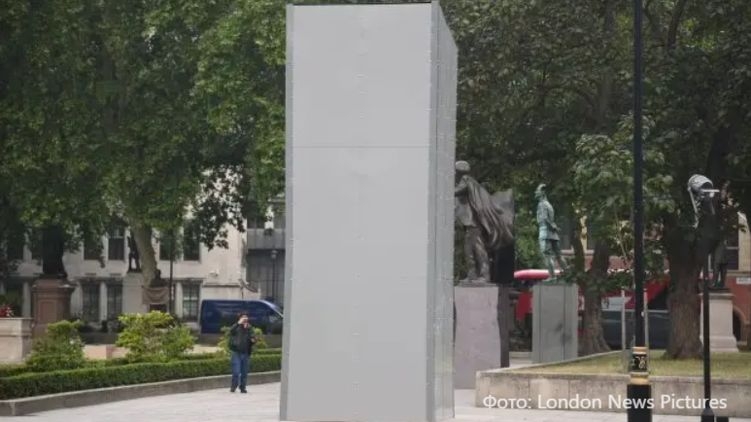 В Лондоне памятник Черчиллю взяли в коробку, обезопасив от вандалов
