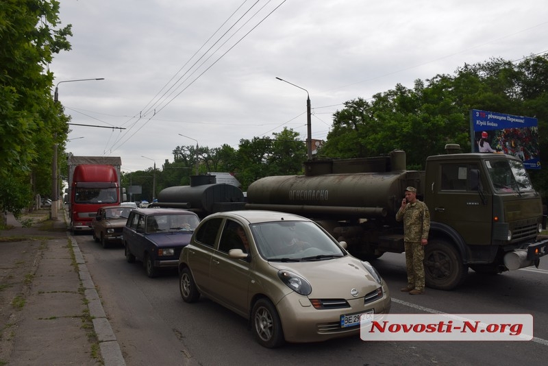 В Николаеве армейский бензовоз врезался в кроссовер «Киа»