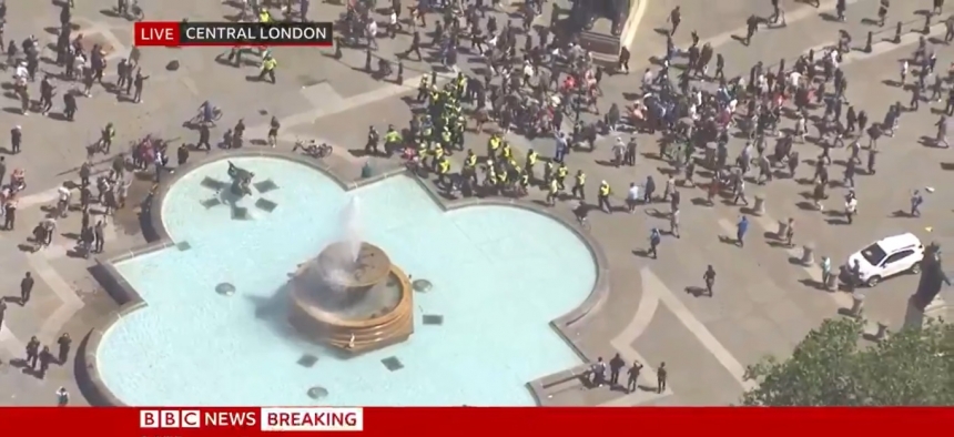 В Лондоне протесты против расизма закончились столкновениями с полицией. Видео