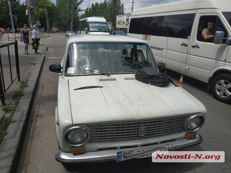 В центре Николаева автомобиль сбил пешехода на переходе