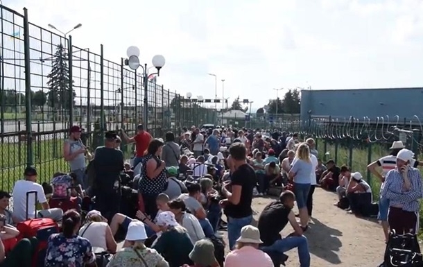 На украинско-польской границе люди по 10 часов стоят в очереди. Видео