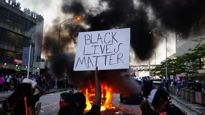 Новая волна протестов в США. Еще один чернокожий убит полицейским