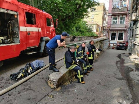 В Киеве неадекватный мужчина мешал спасателям: отталкивал лестницу и бросался стеклом