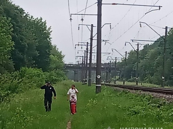 В Житомирской области пьяная женщина с 5-летней дочкой хотела бросится под поезд
