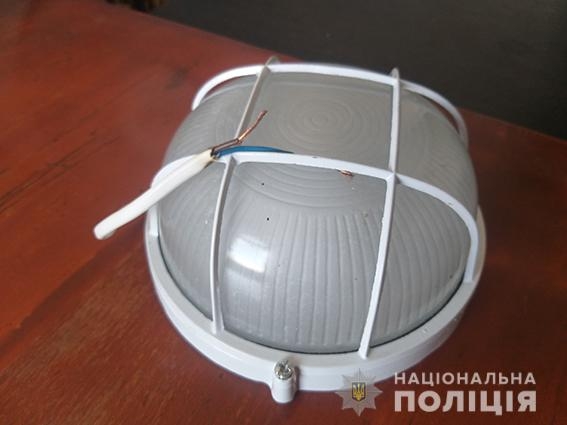 В Николаеве нашли вора, укравшего систему освещения с датчиками движения в подъезде