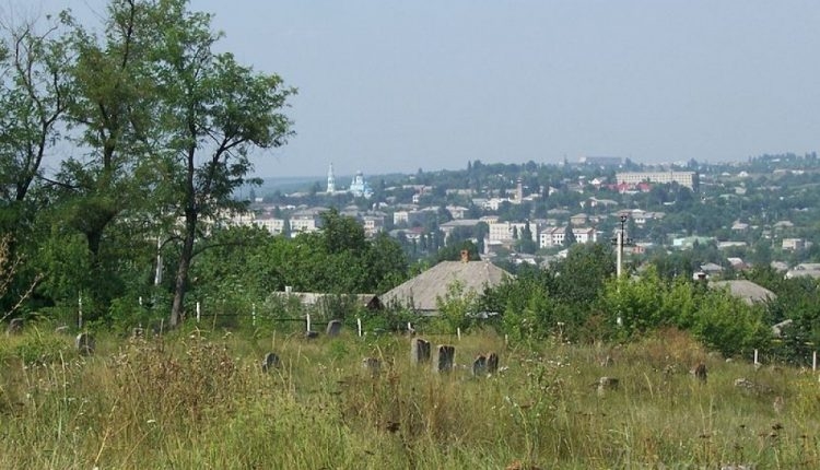 В Одесской области мужчина выкопал на кладбище тело солдата, чтобы снять ордена