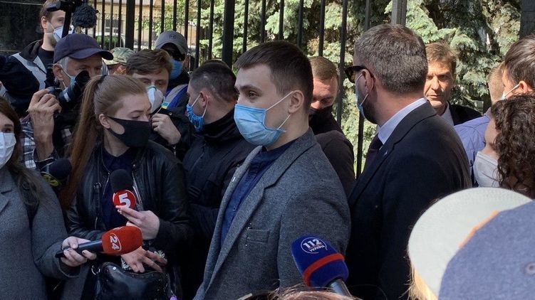Убившего человека радикала Стерненко отправили в Одессу под домашний арест